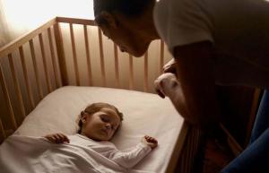 Τα μωρά κοιμούνται περισσότερο στα δικά τους δωμάτια, αλλά κοιμούνται πιο ασφαλή;