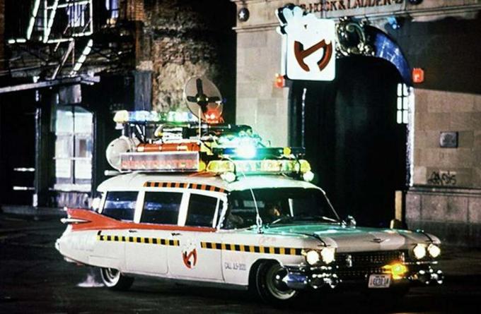 Οι νέες φωτογραφίες των «Ghostbusters» είναι ρετρό καλές, αλλά έκαναν λάθος το αυτοκίνητο. Πραγματικά!