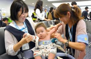 Bir Japon Havayolu Bebeklerin Uçaklarda Ağlamasını Engellemeye Çalışıyor