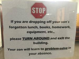 Školní řád zakazuje rodičům odkládat věci pro své děti